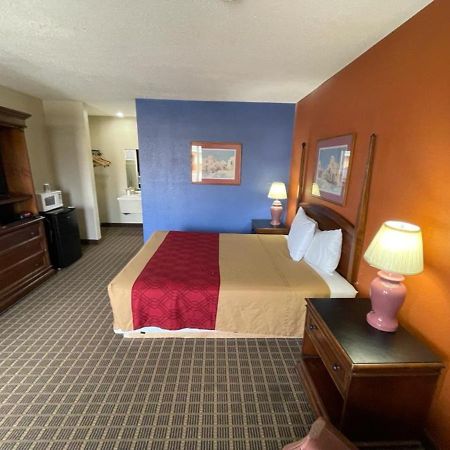 Knights Inn & Suites אמפוריה מראה חיצוני תמונה