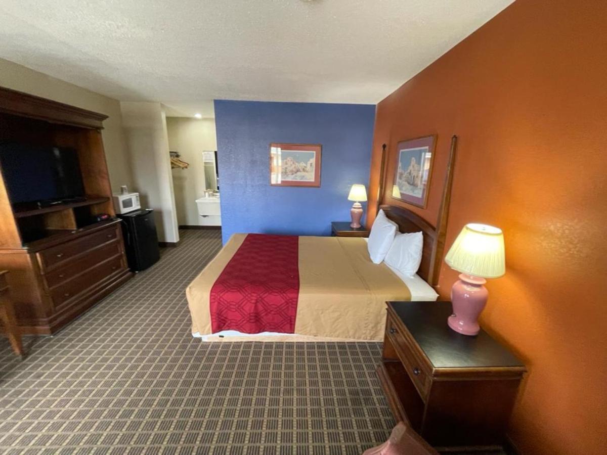 Knights Inn & Suites אמפוריה מראה חיצוני תמונה