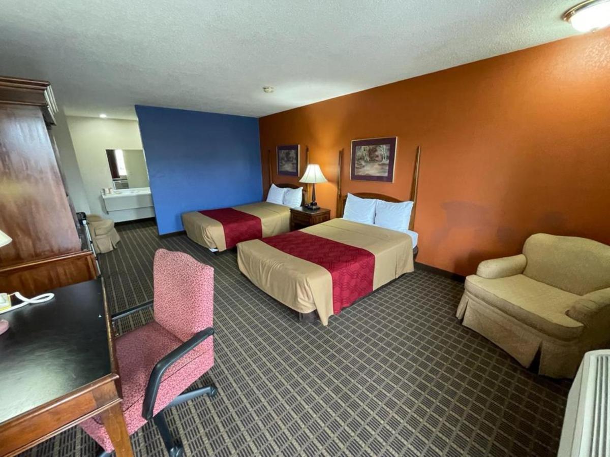 Knights Inn & Suites אמפוריה מראה חיצוני תמונה
