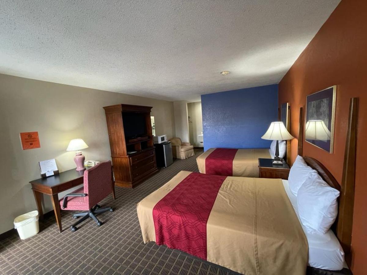 Knights Inn & Suites אמפוריה מראה חיצוני תמונה
