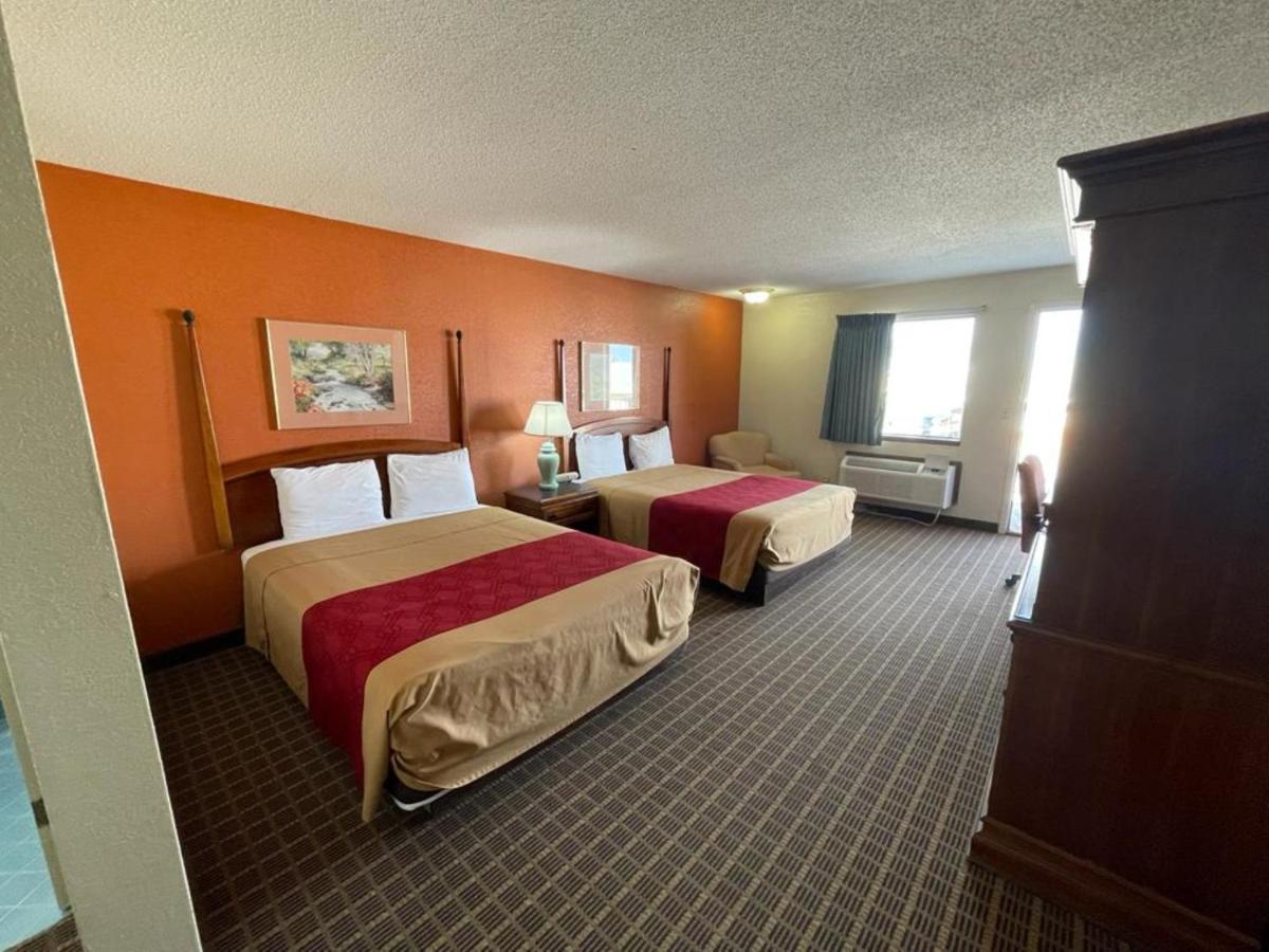Knights Inn & Suites אמפוריה מראה חיצוני תמונה