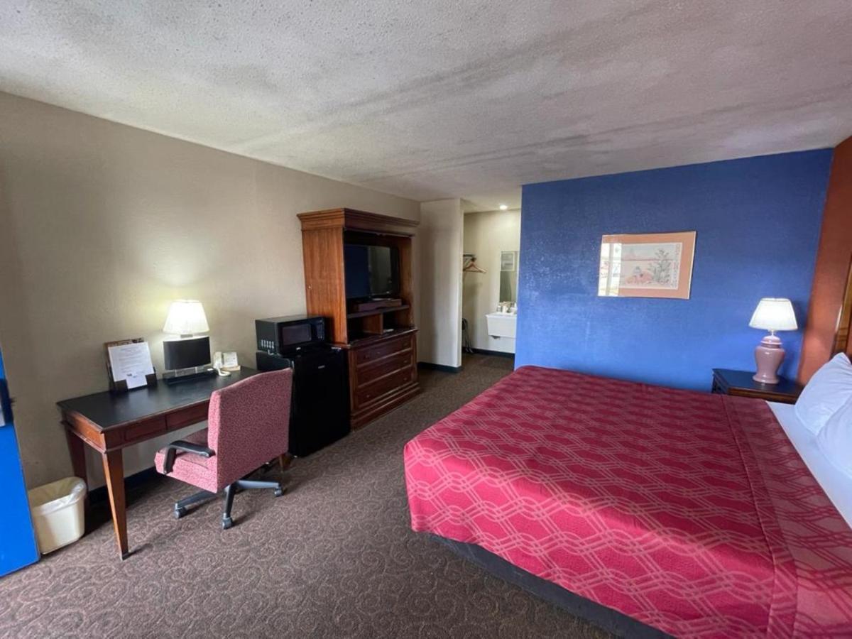 Knights Inn & Suites אמפוריה מראה חיצוני תמונה