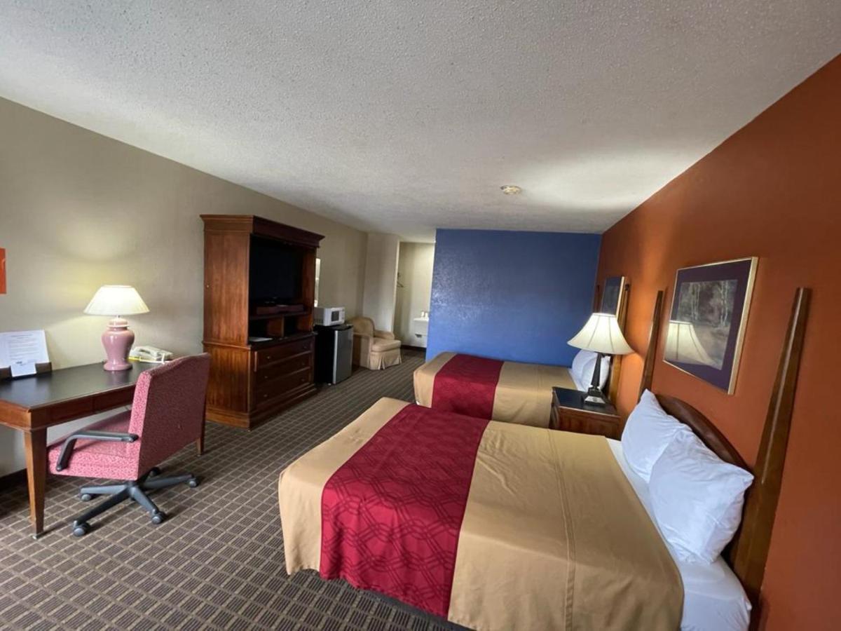 Knights Inn & Suites אמפוריה מראה חיצוני תמונה
