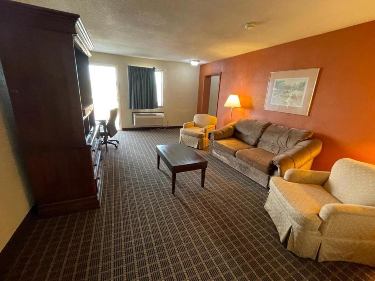 Knights Inn & Suites אמפוריה מראה חיצוני תמונה