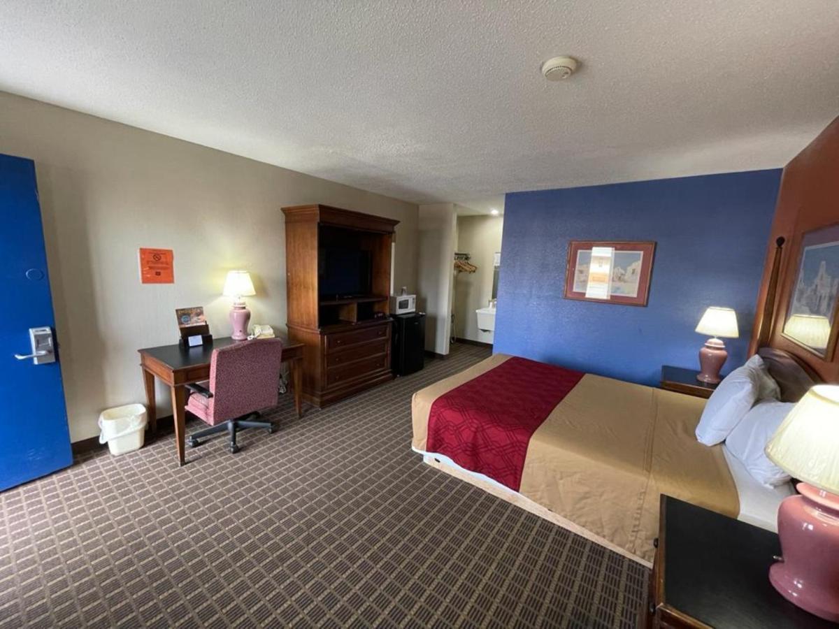 Knights Inn & Suites אמפוריה מראה חיצוני תמונה