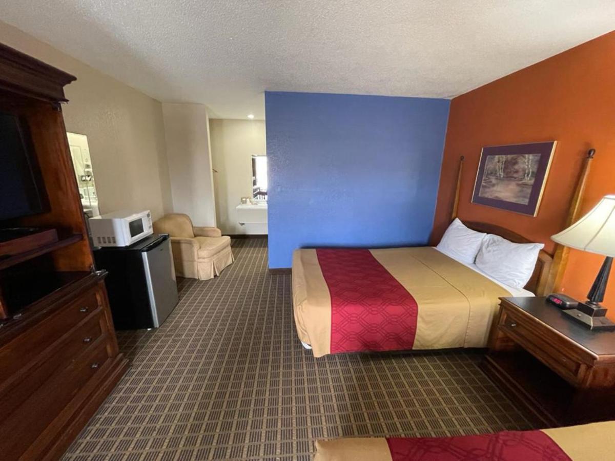 Knights Inn & Suites אמפוריה מראה חיצוני תמונה