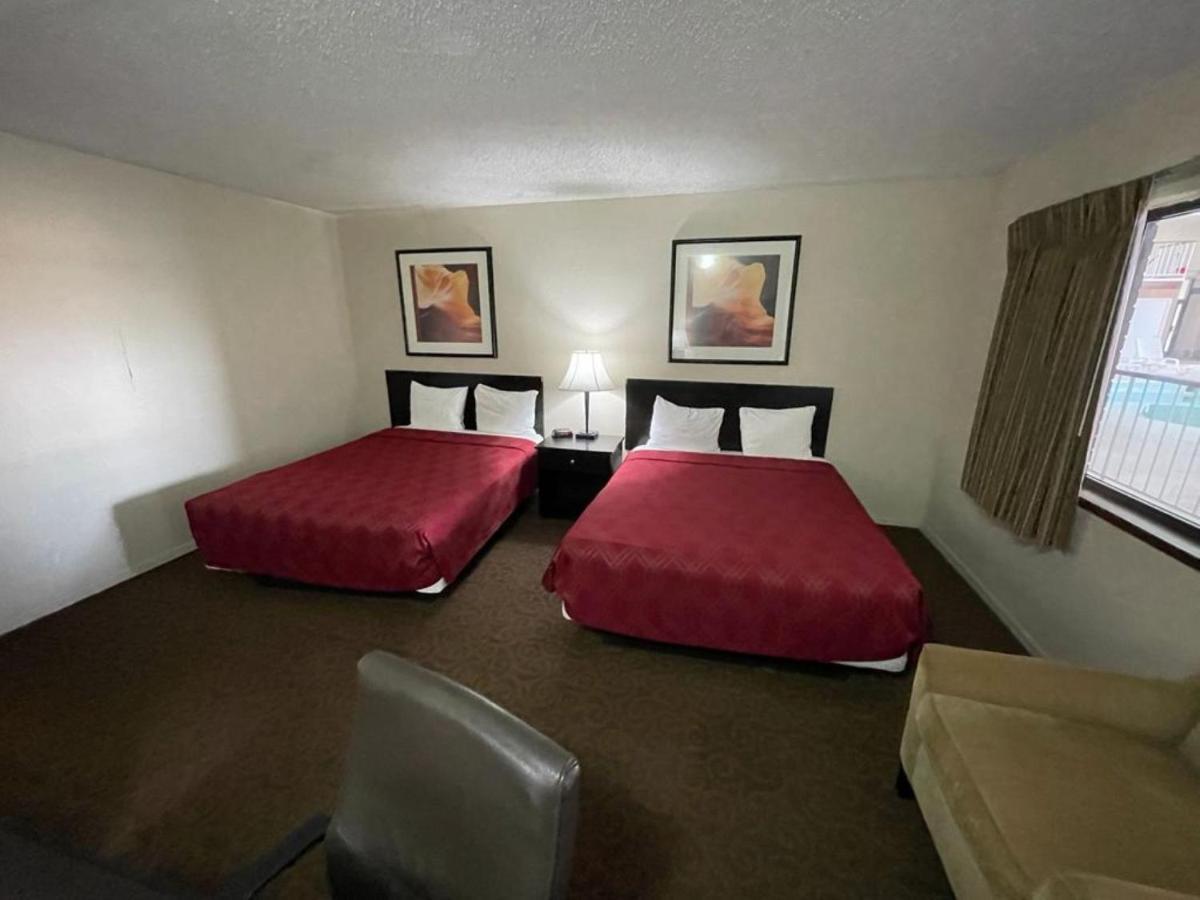 Knights Inn & Suites אמפוריה מראה חיצוני תמונה