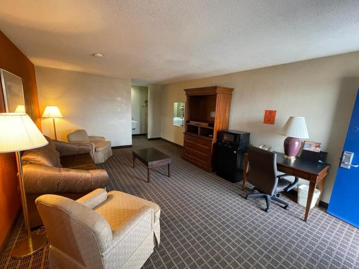 Knights Inn & Suites אמפוריה מראה חיצוני תמונה