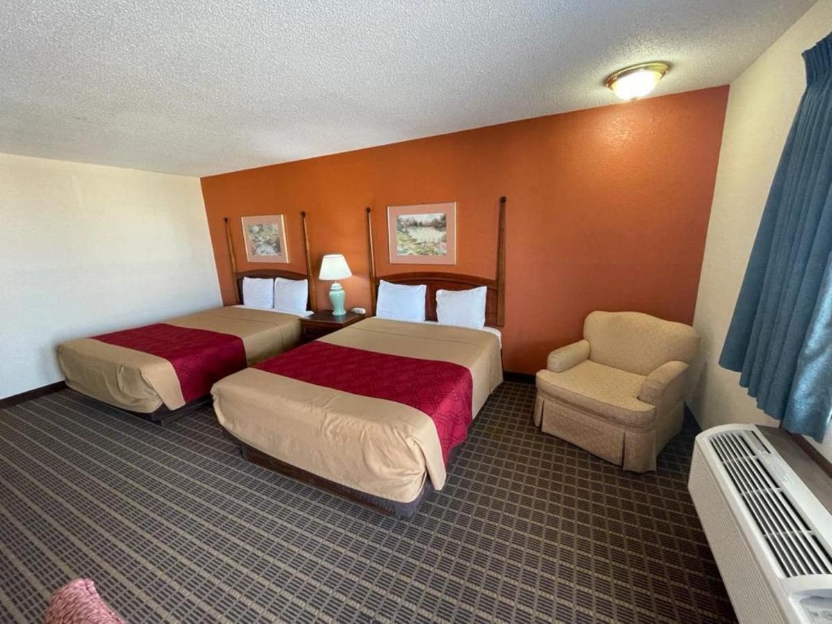 Knights Inn & Suites אמפוריה מראה חיצוני תמונה