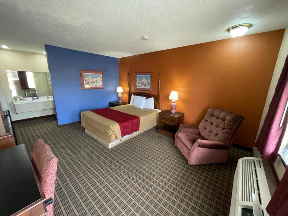 Knights Inn & Suites אמפוריה מראה חיצוני תמונה