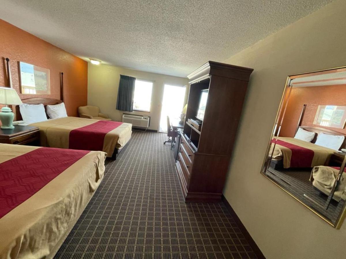 Knights Inn & Suites אמפוריה מראה חיצוני תמונה