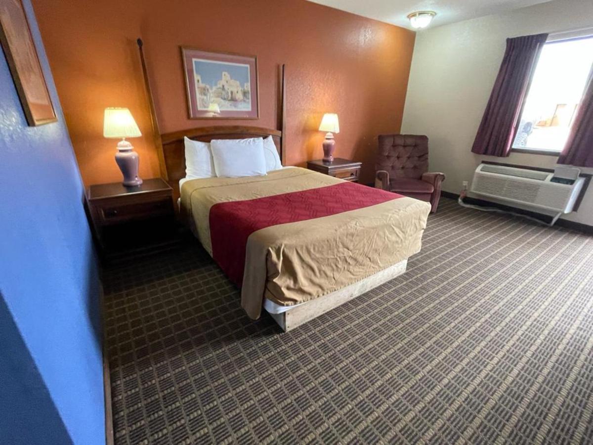 Knights Inn & Suites אמפוריה מראה חיצוני תמונה
