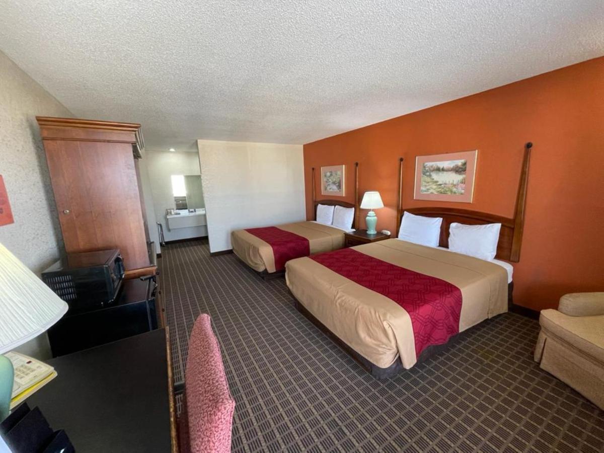 Knights Inn & Suites אמפוריה מראה חיצוני תמונה