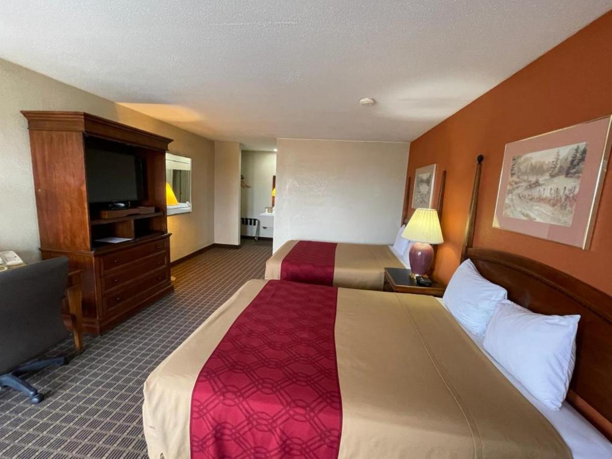 Knights Inn & Suites אמפוריה מראה חיצוני תמונה