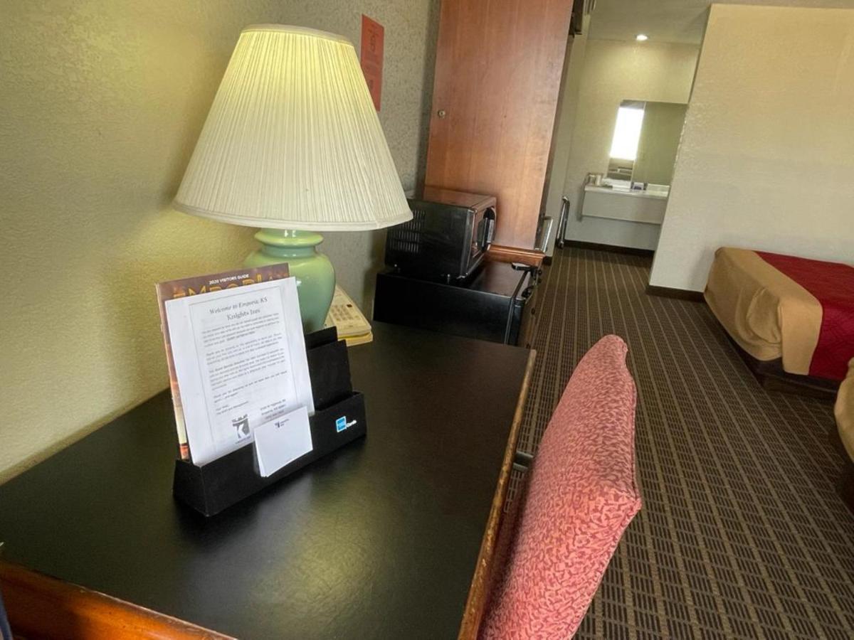 Knights Inn & Suites אמפוריה מראה חיצוני תמונה