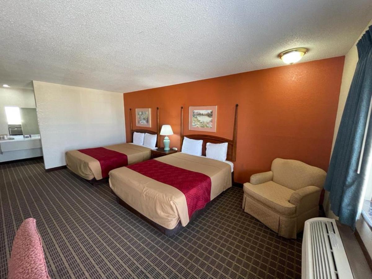 Knights Inn & Suites אמפוריה מראה חיצוני תמונה