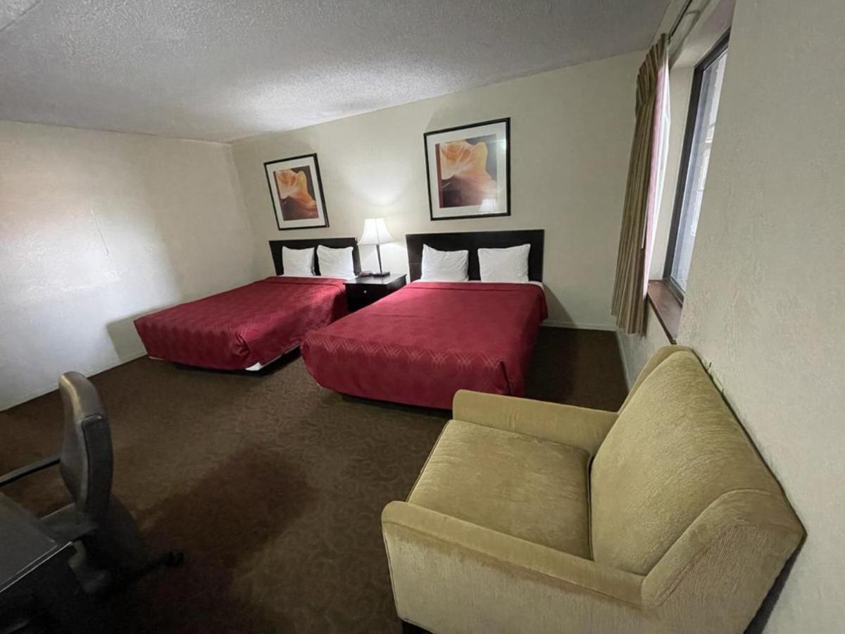 Knights Inn & Suites אמפוריה מראה חיצוני תמונה