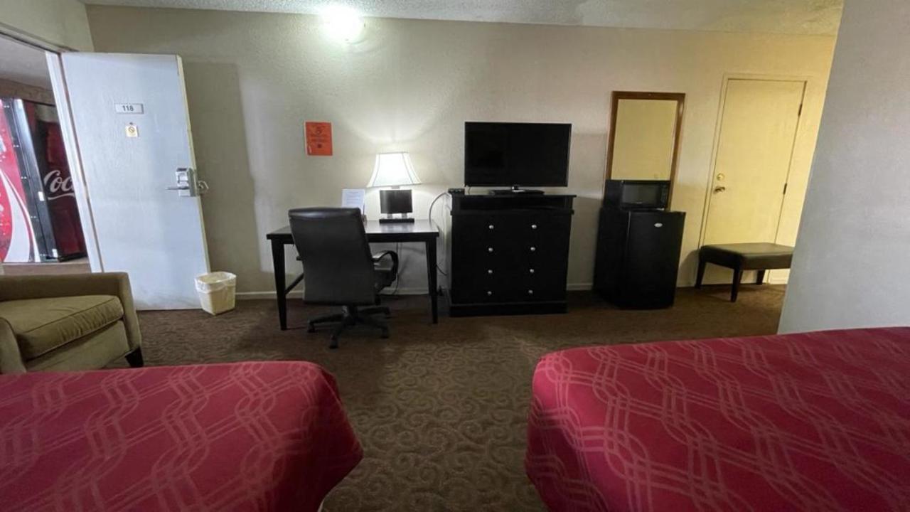 Knights Inn & Suites אמפוריה מראה חיצוני תמונה