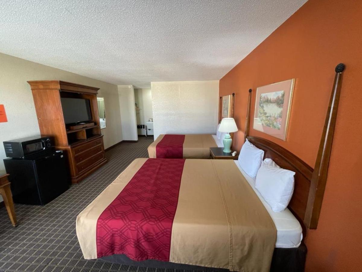 Knights Inn & Suites אמפוריה מראה חיצוני תמונה