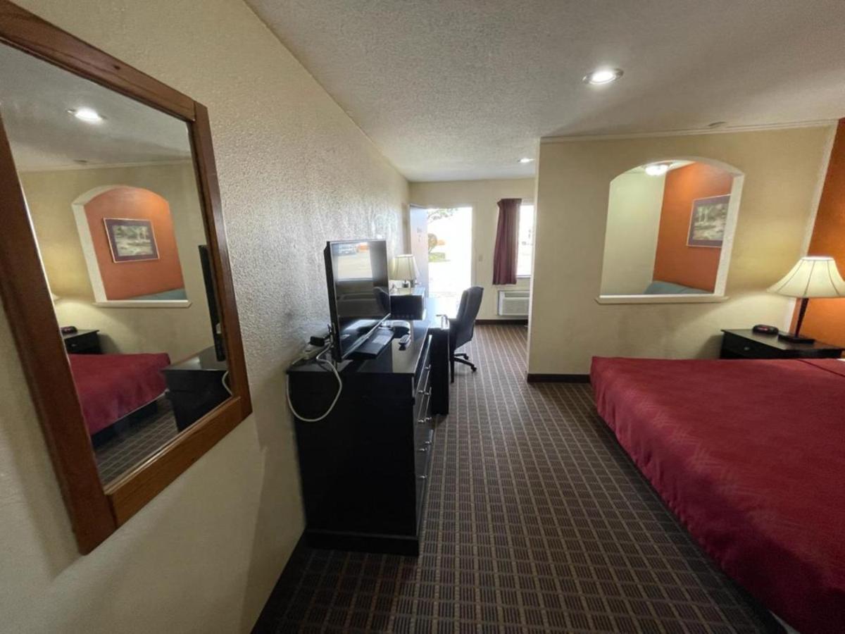 Knights Inn & Suites אמפוריה מראה חיצוני תמונה