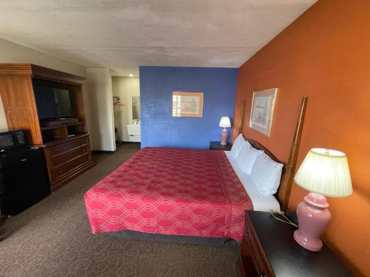Knights Inn & Suites אמפוריה מראה חיצוני תמונה