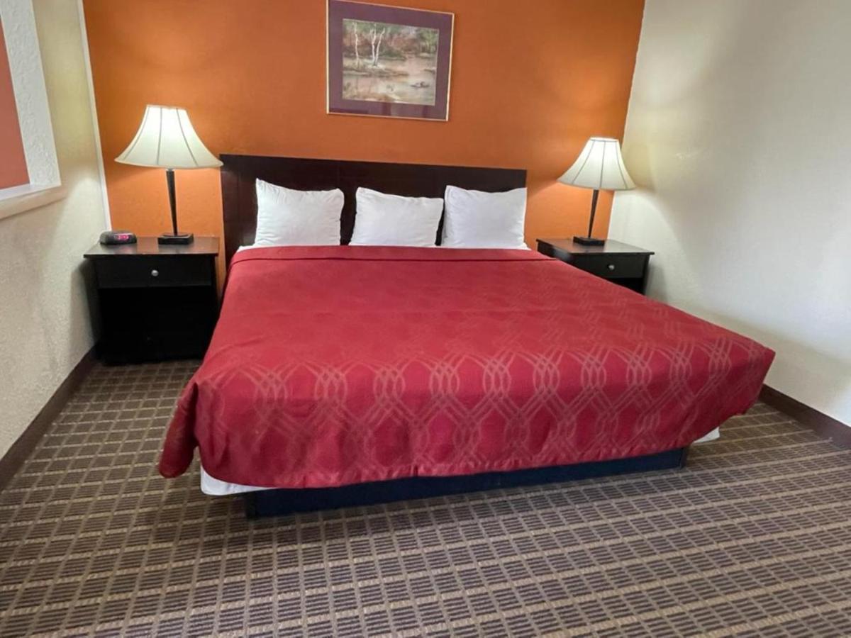 Knights Inn & Suites אמפוריה מראה חיצוני תמונה