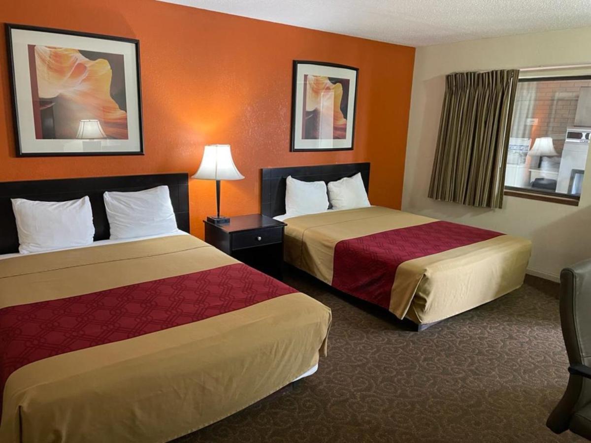 Knights Inn & Suites אמפוריה מראה חיצוני תמונה