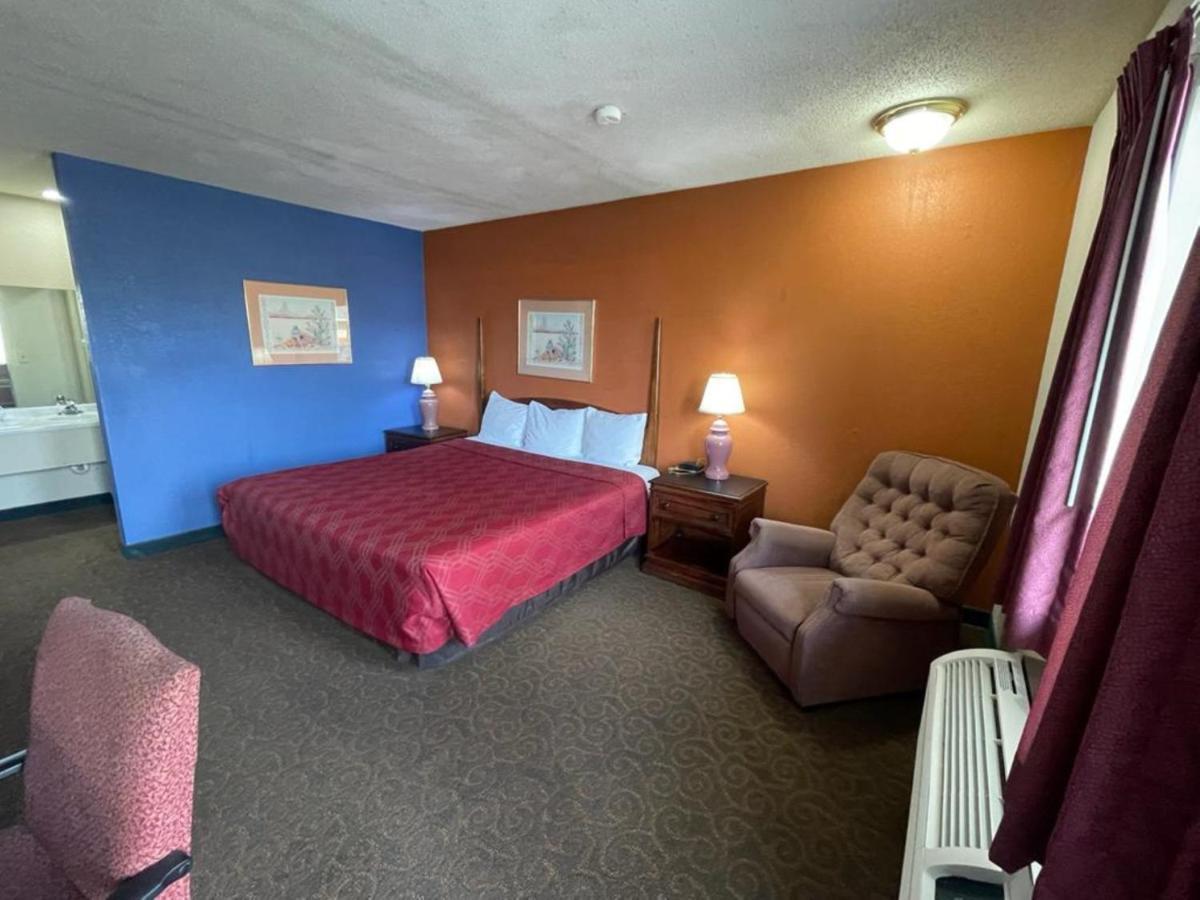 Knights Inn & Suites אמפוריה מראה חיצוני תמונה