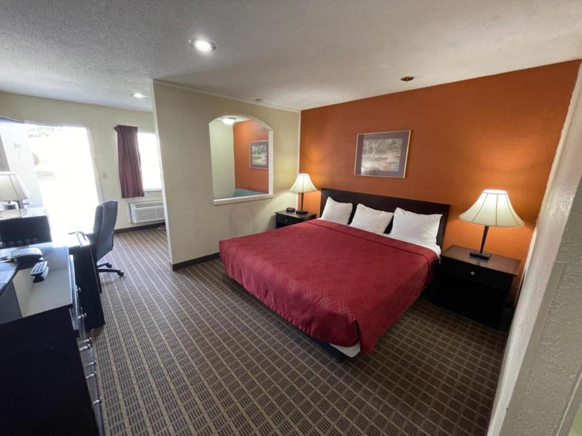 Knights Inn & Suites אמפוריה מראה חיצוני תמונה
