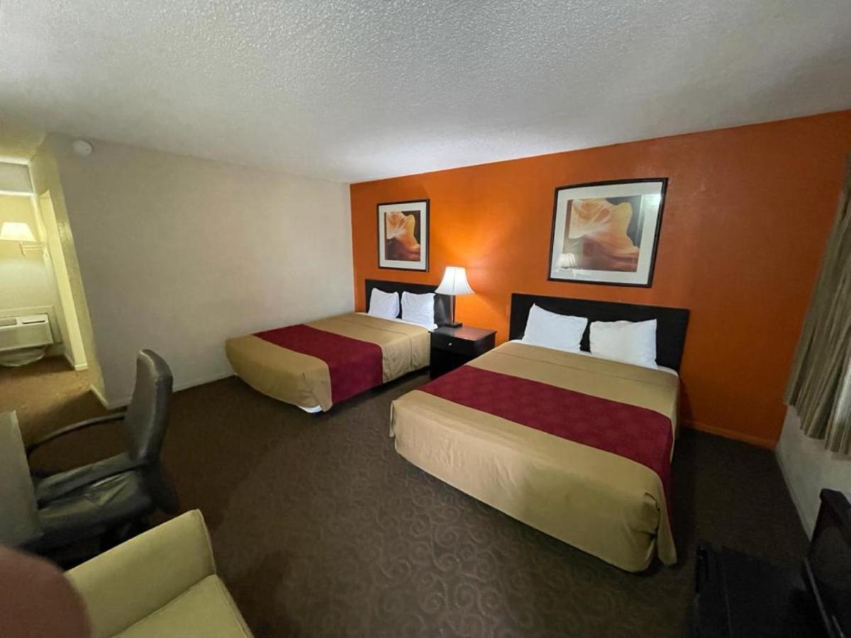 Knights Inn & Suites אמפוריה מראה חיצוני תמונה