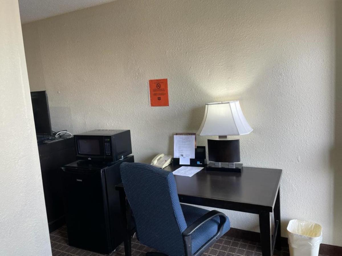 Knights Inn & Suites אמפוריה מראה חיצוני תמונה
