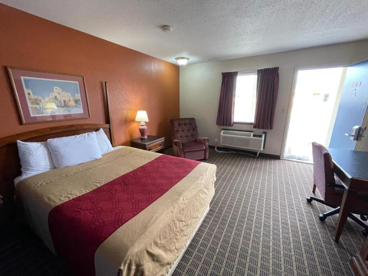 Knights Inn & Suites אמפוריה מראה חיצוני תמונה