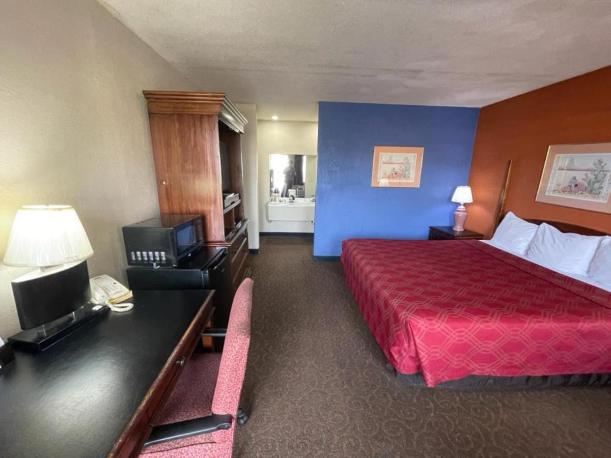 Knights Inn & Suites אמפוריה מראה חיצוני תמונה