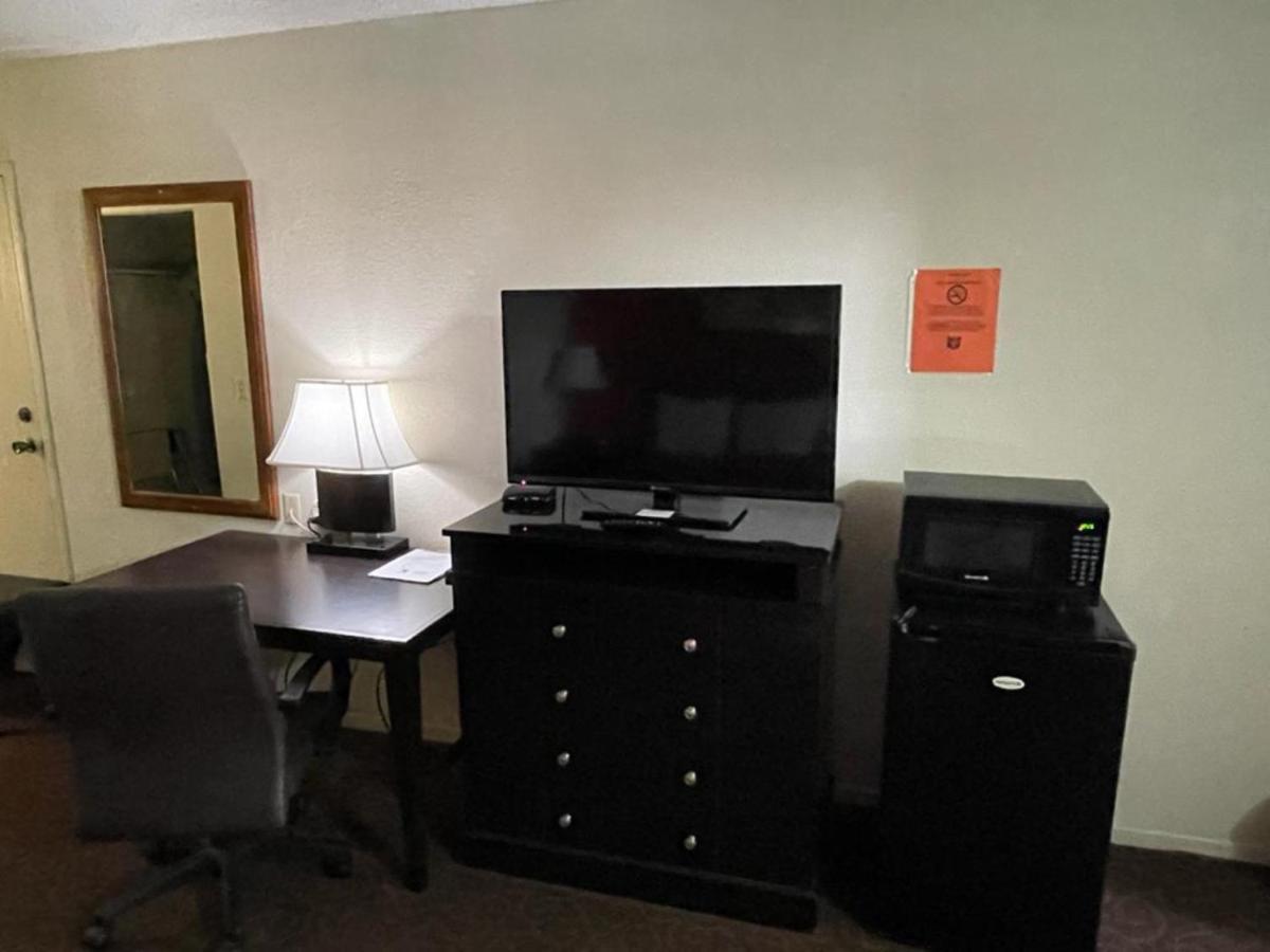 Knights Inn & Suites אמפוריה מראה חיצוני תמונה