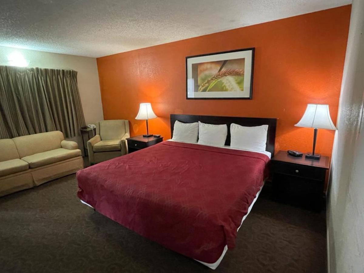 Knights Inn & Suites אמפוריה מראה חיצוני תמונה
