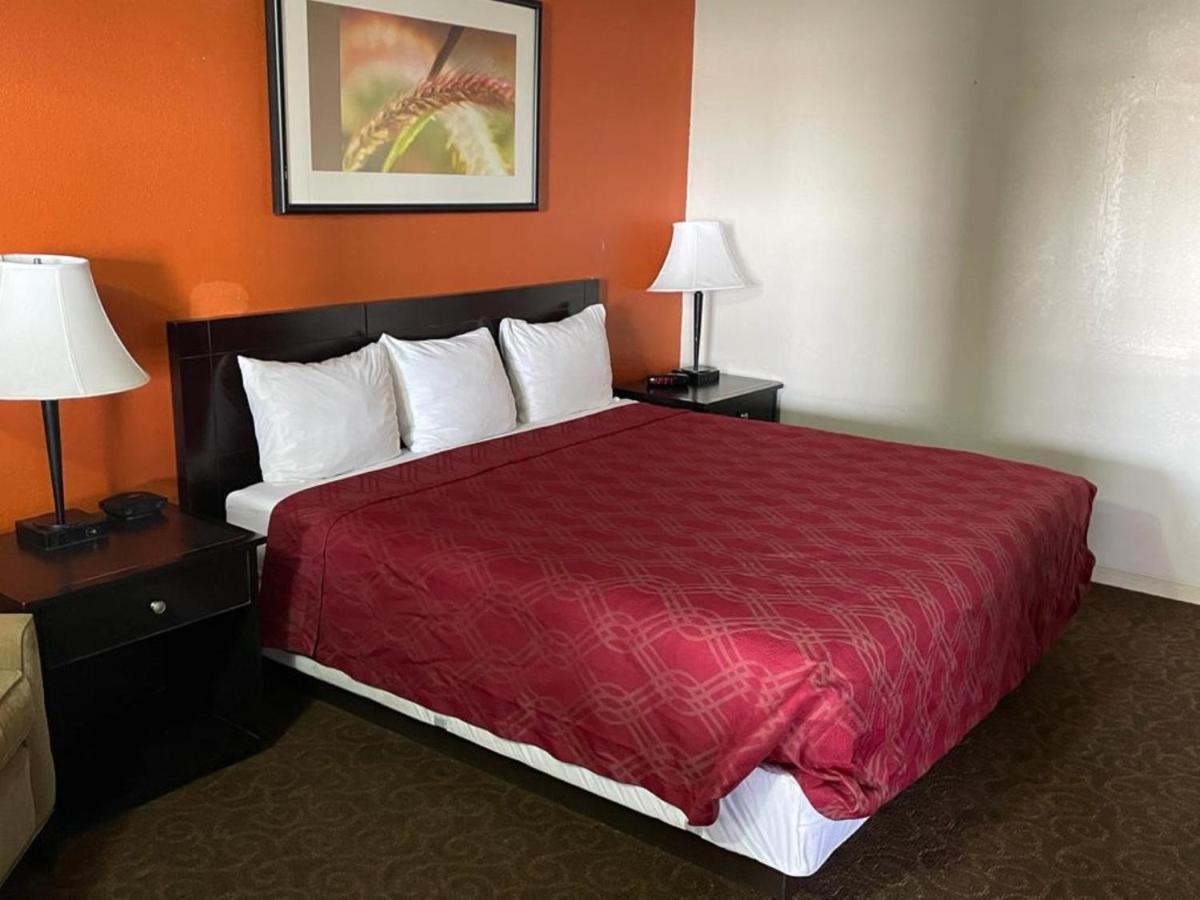 Knights Inn & Suites אמפוריה מראה חיצוני תמונה