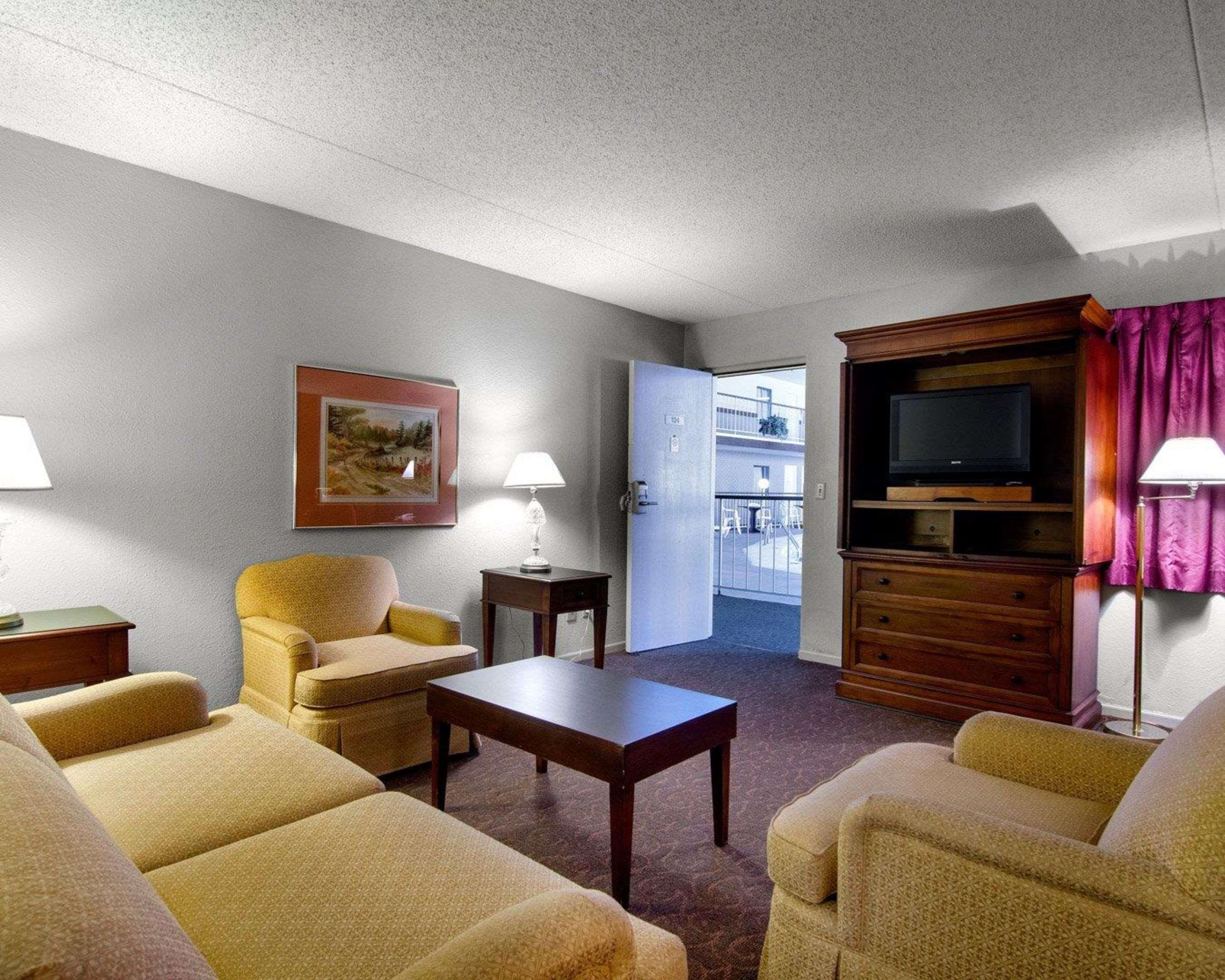 Knights Inn & Suites אמפוריה מראה חיצוני תמונה
