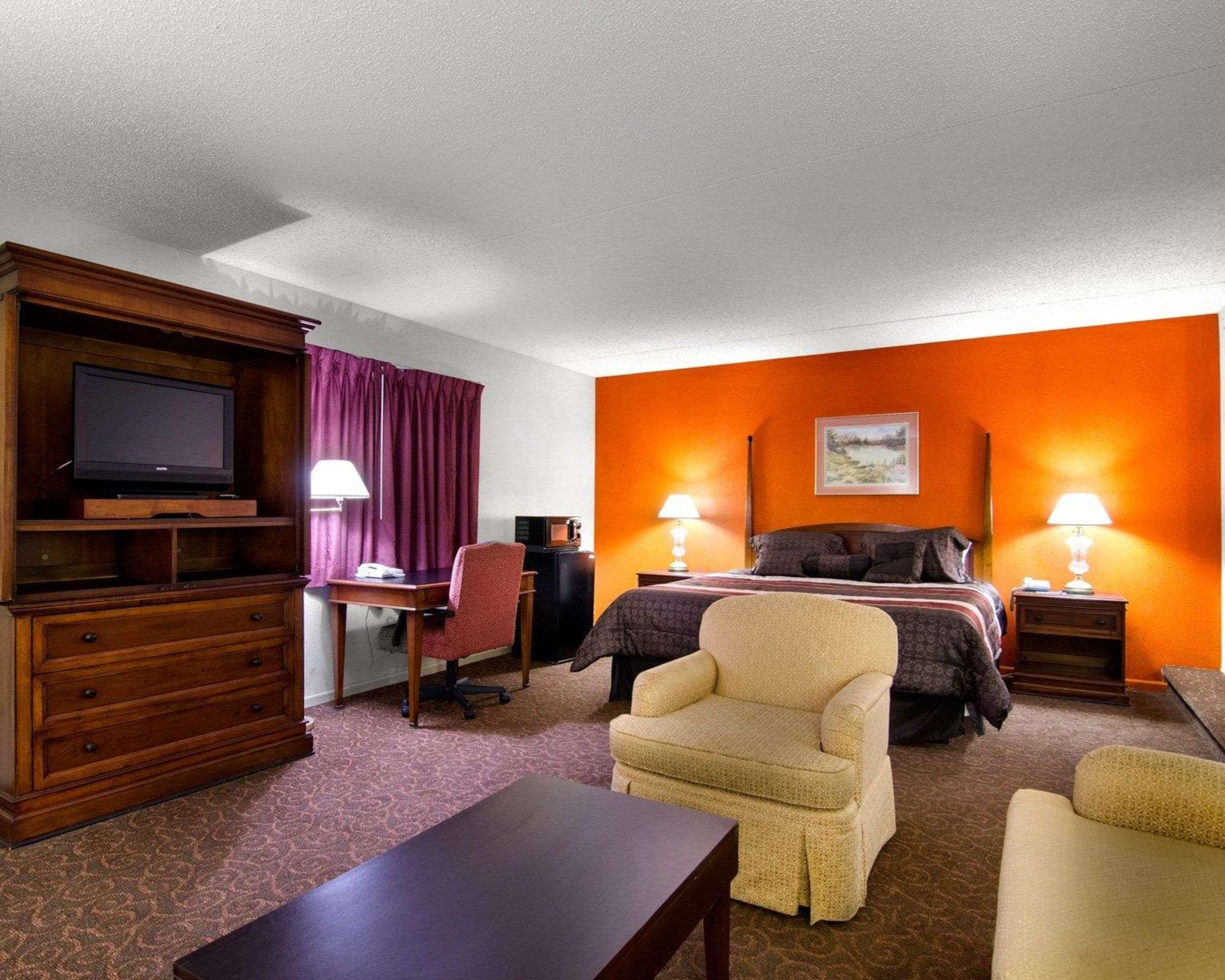Knights Inn & Suites אמפוריה מראה חיצוני תמונה