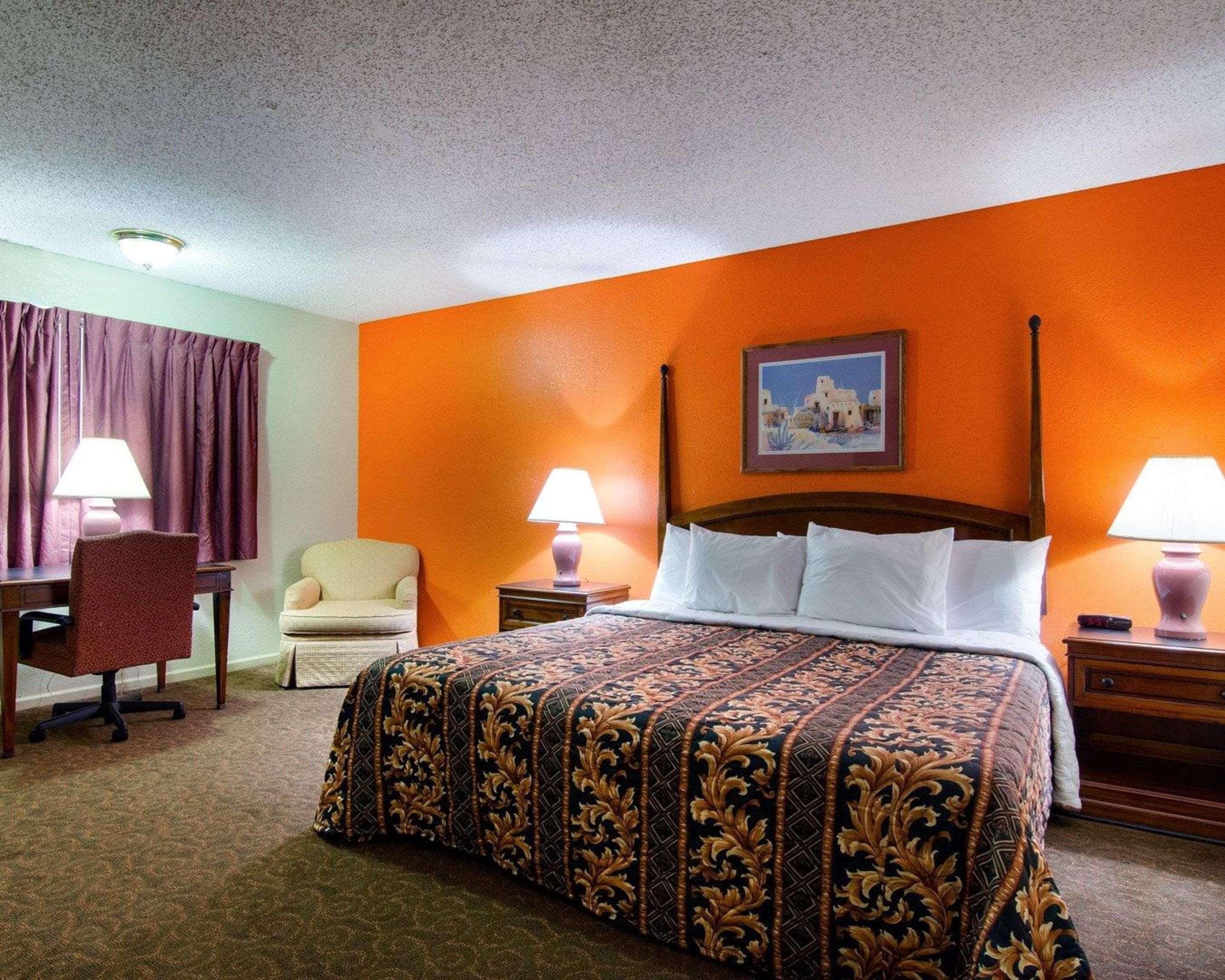 Knights Inn & Suites אמפוריה מראה חיצוני תמונה