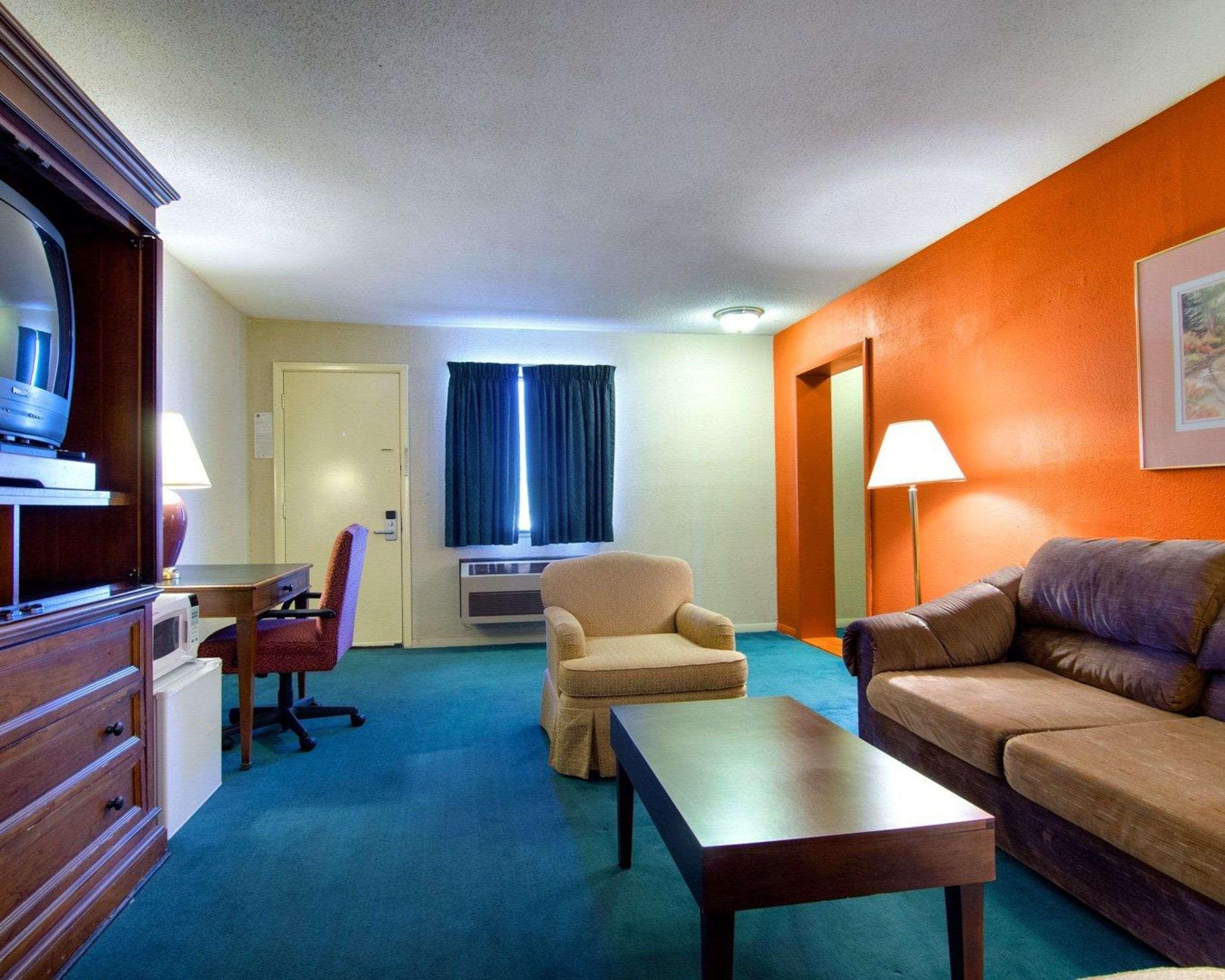 Knights Inn & Suites אמפוריה מראה חיצוני תמונה
