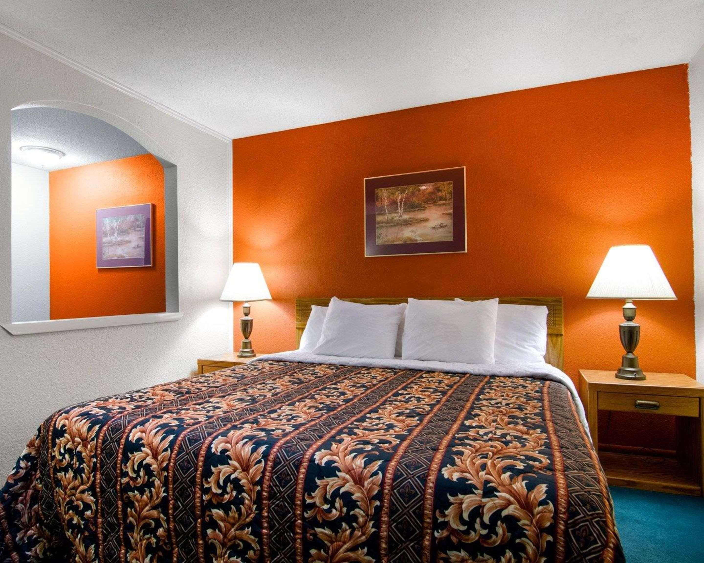 Knights Inn & Suites אמפוריה מראה חיצוני תמונה