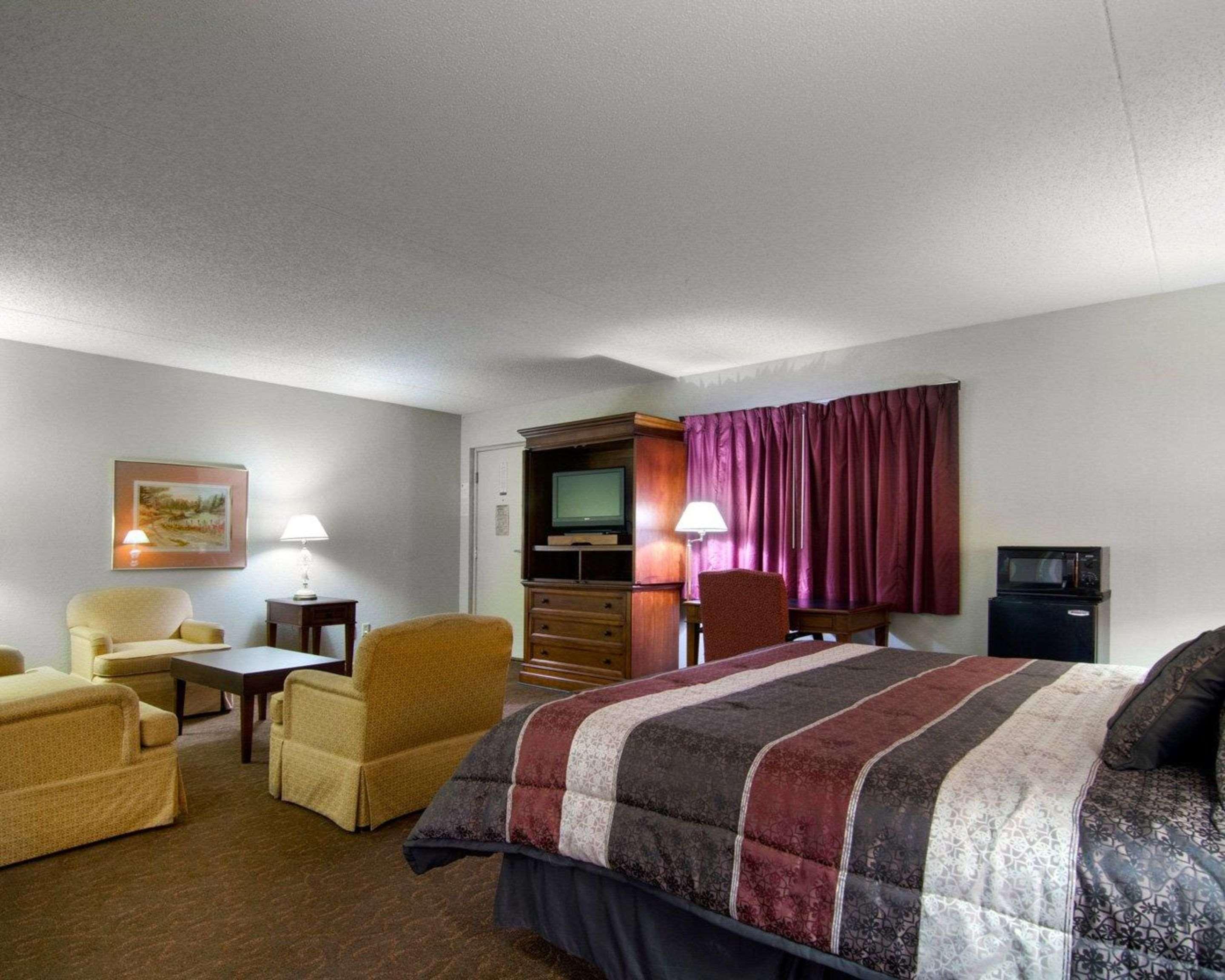 Knights Inn & Suites אמפוריה מראה חיצוני תמונה