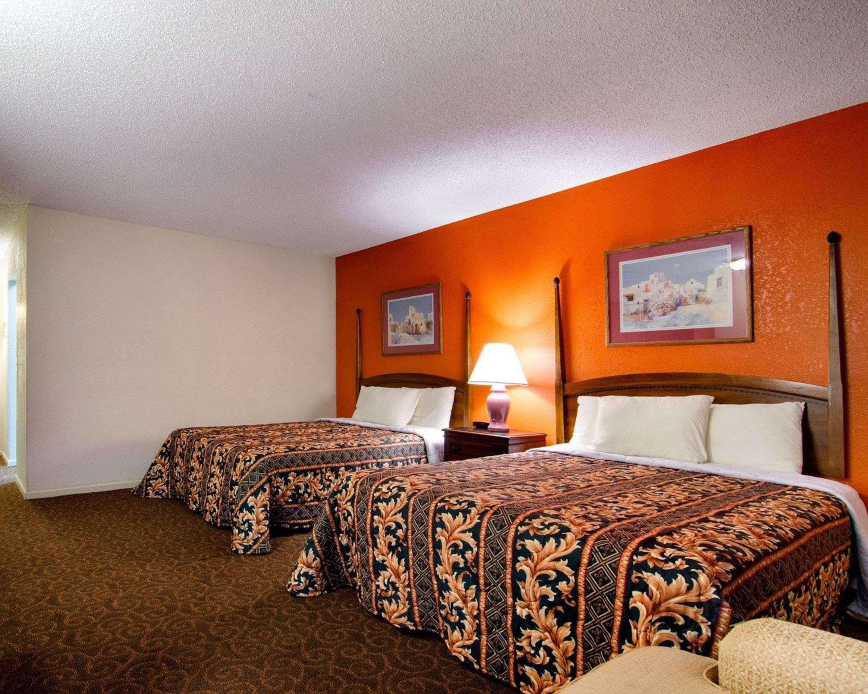 Knights Inn & Suites אמפוריה מראה חיצוני תמונה