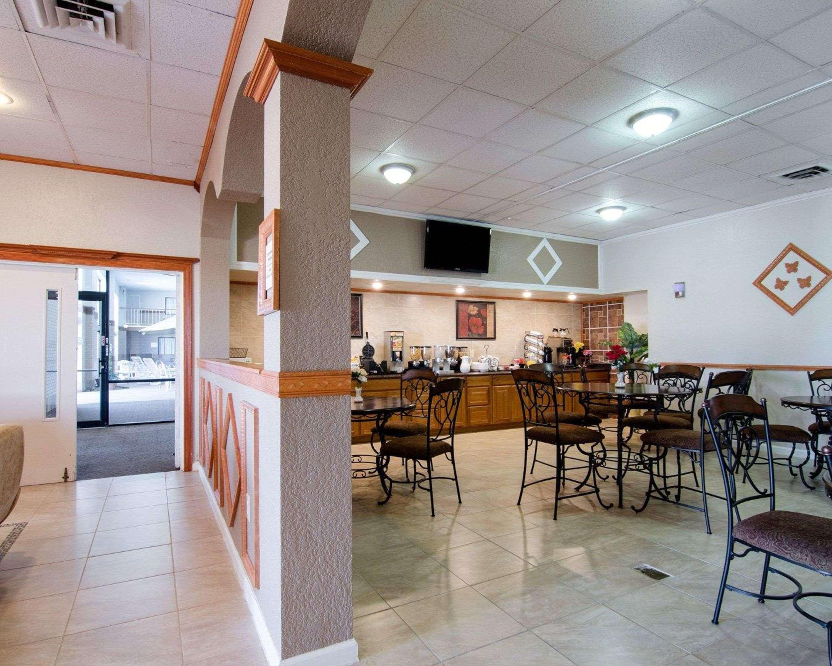Knights Inn & Suites אמפוריה מראה חיצוני תמונה