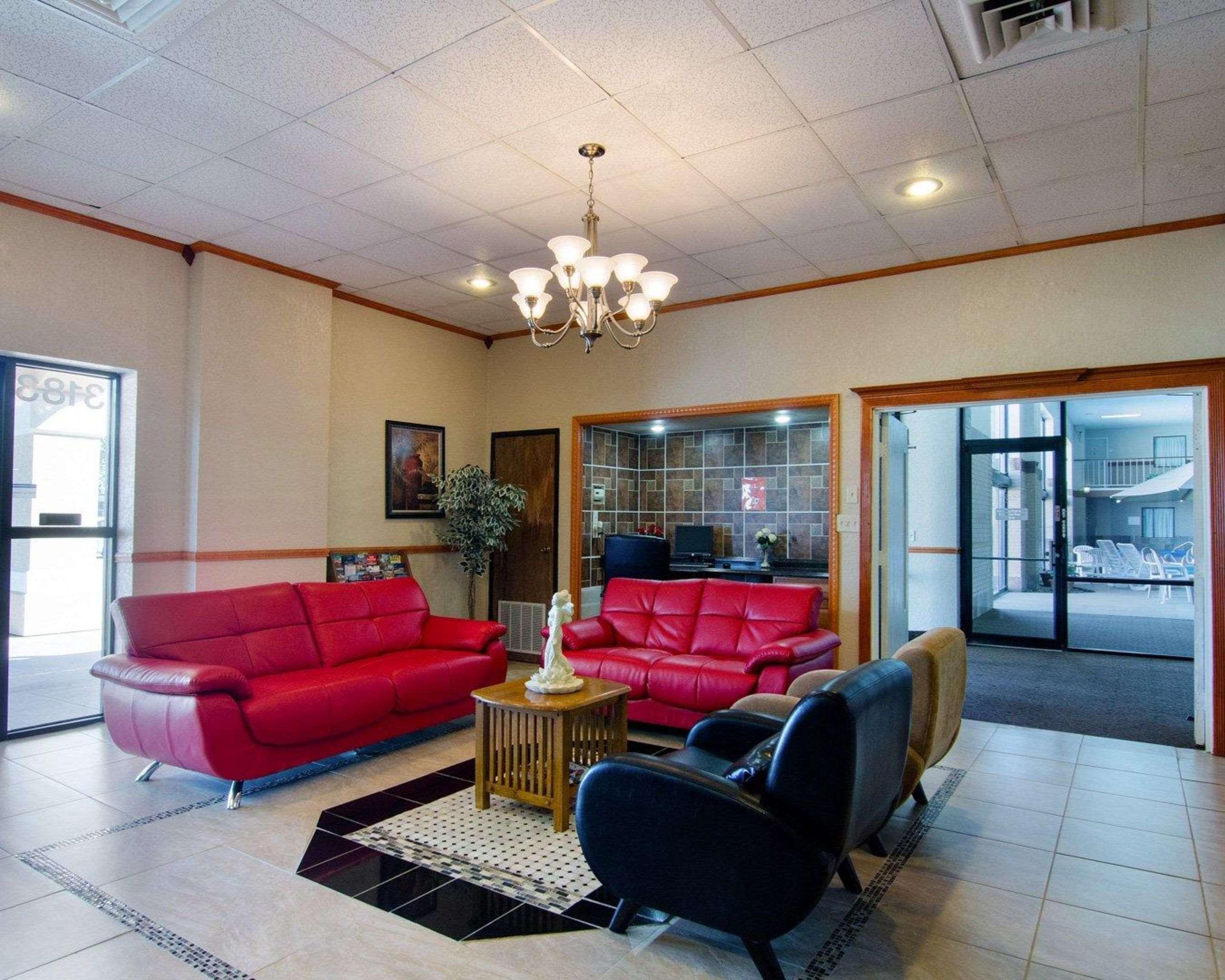 Knights Inn & Suites אמפוריה מראה חיצוני תמונה