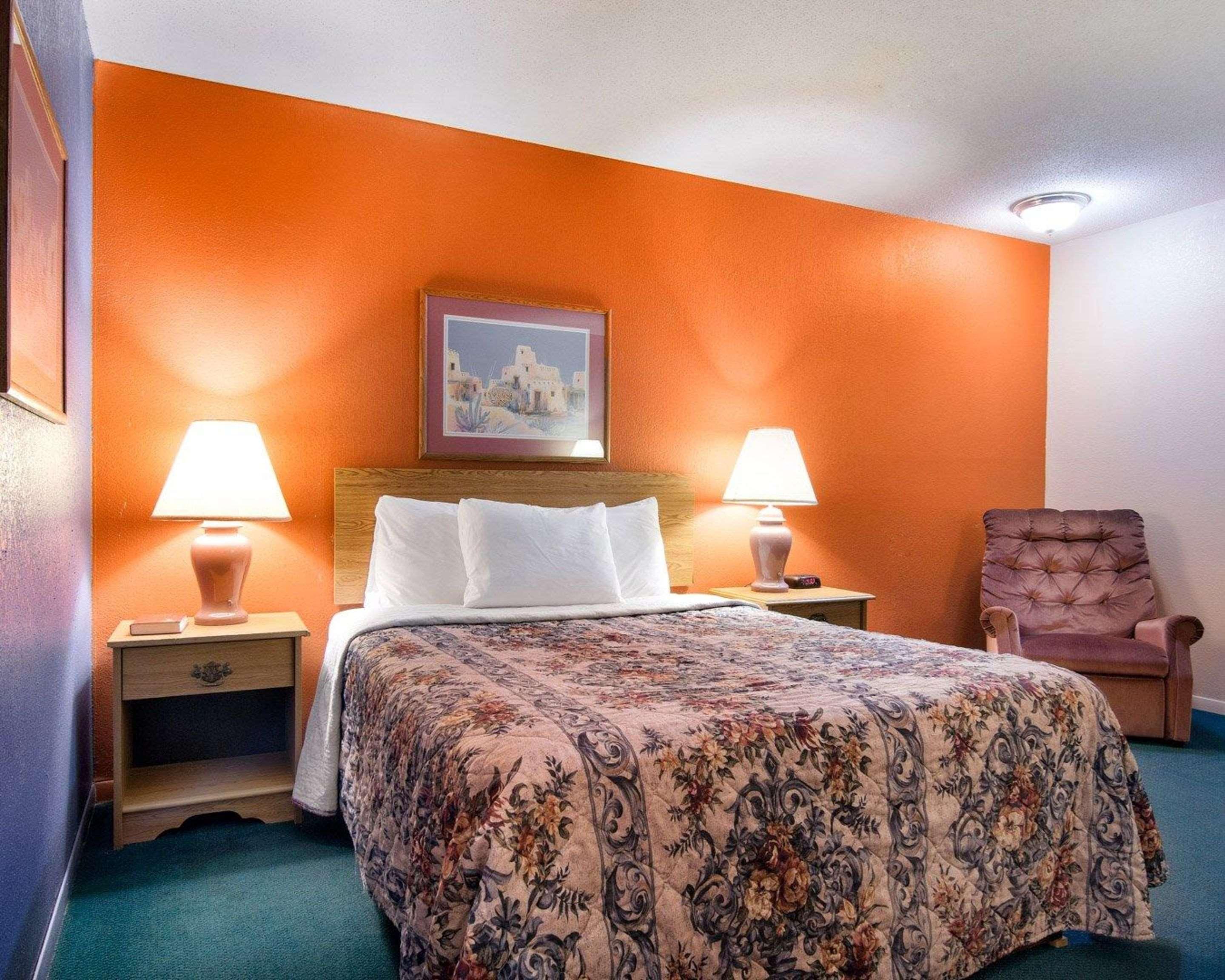 Knights Inn & Suites אמפוריה מראה חיצוני תמונה