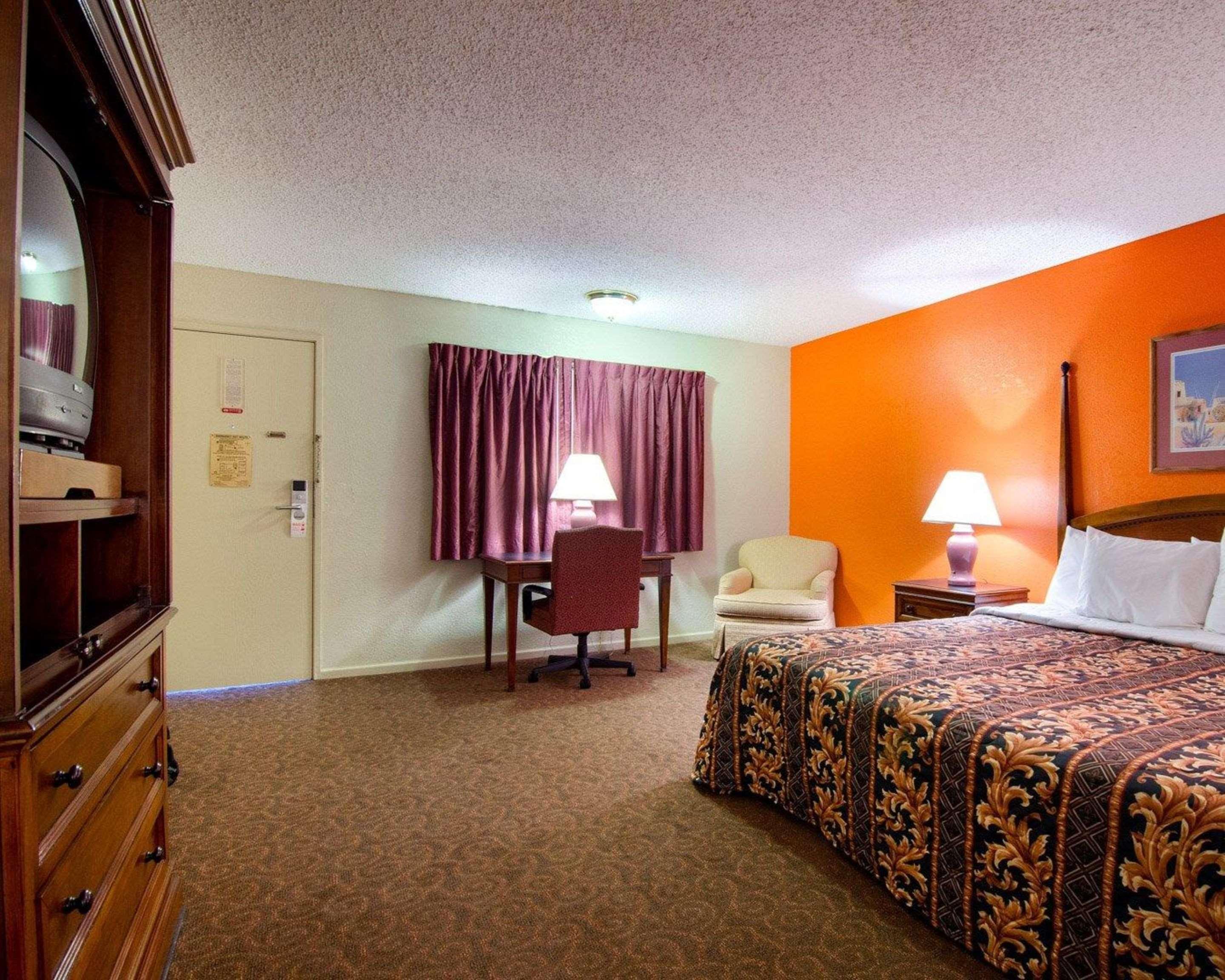 Knights Inn & Suites אמפוריה מראה חיצוני תמונה