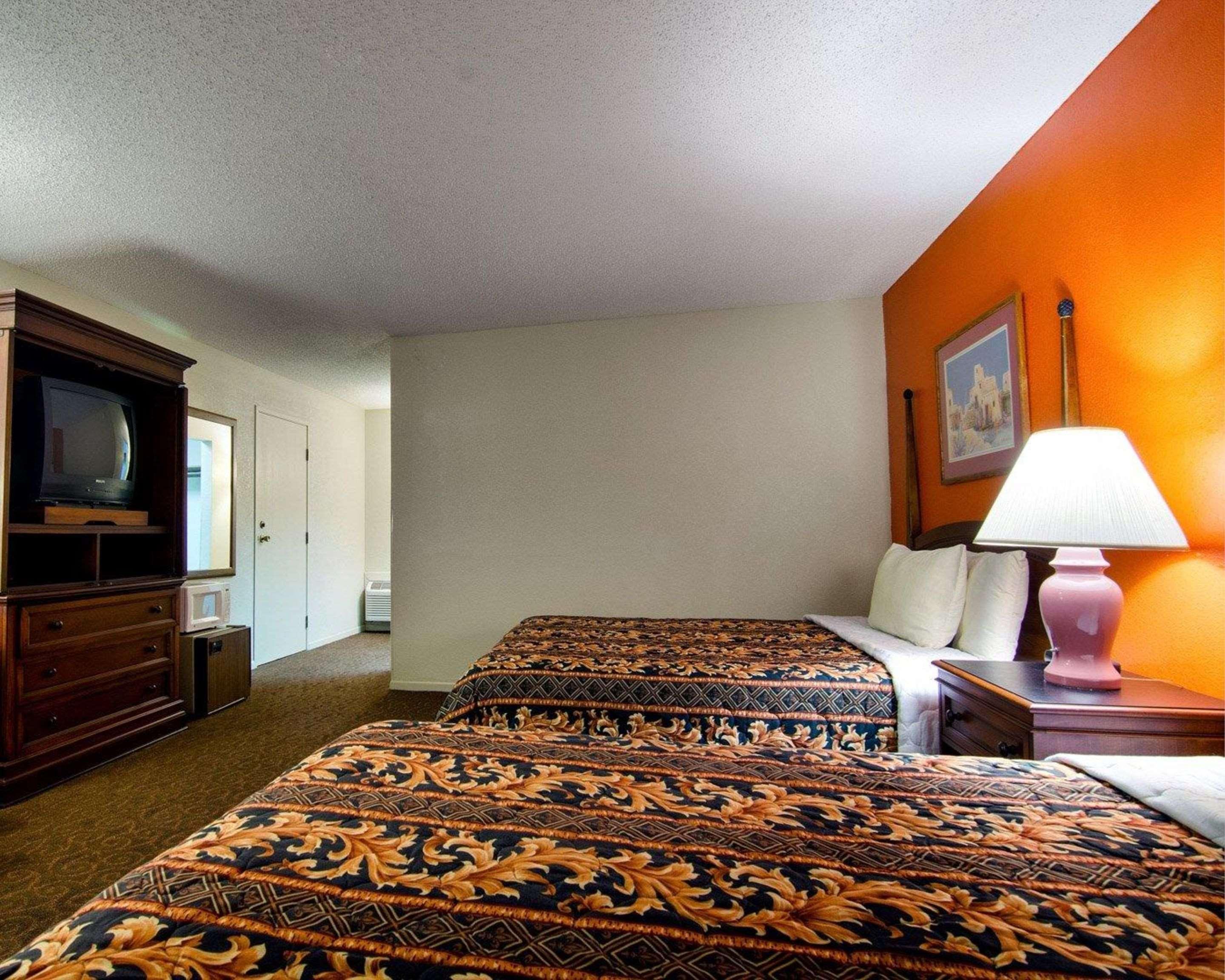 Knights Inn & Suites אמפוריה מראה חיצוני תמונה