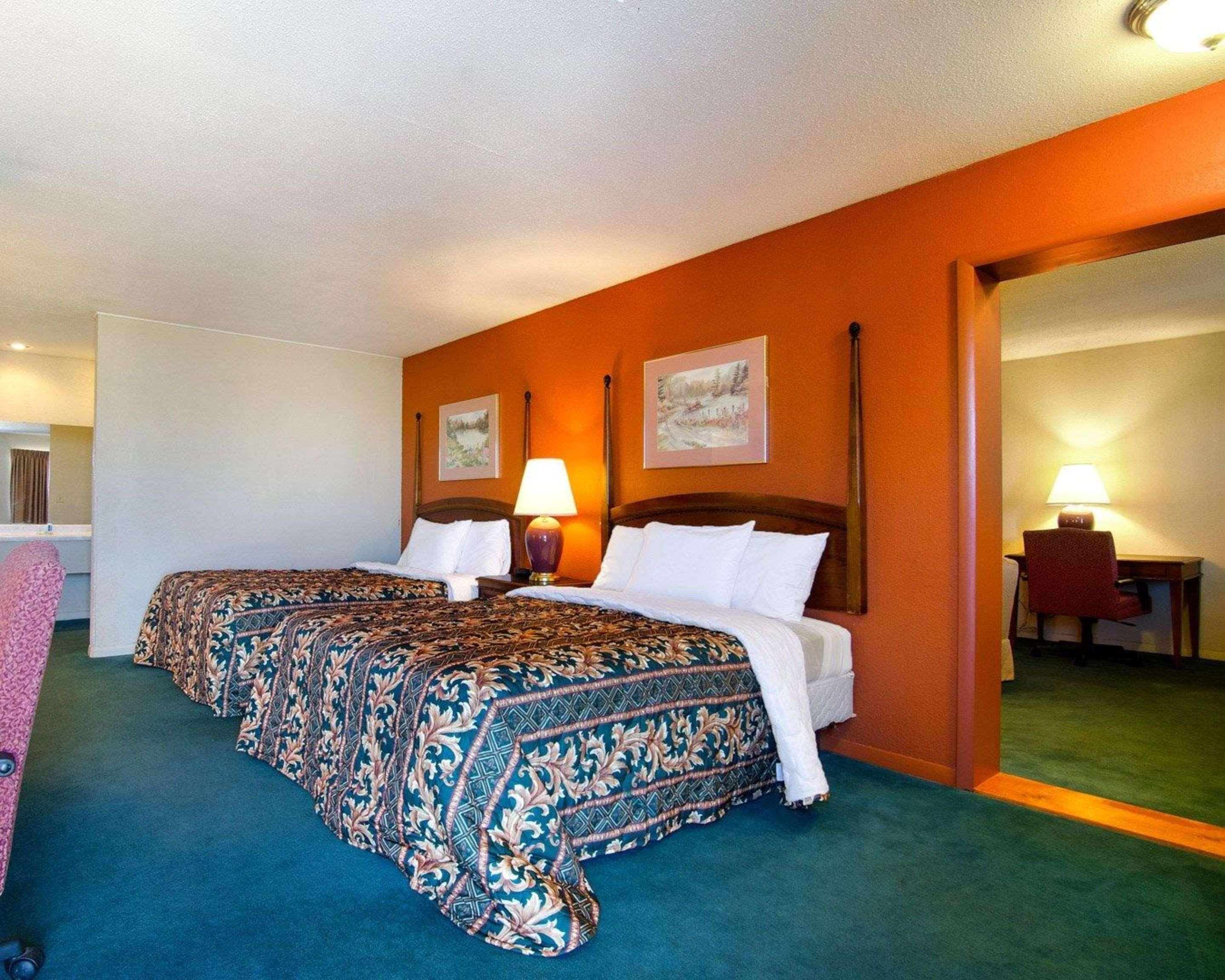 Knights Inn & Suites אמפוריה מראה חיצוני תמונה