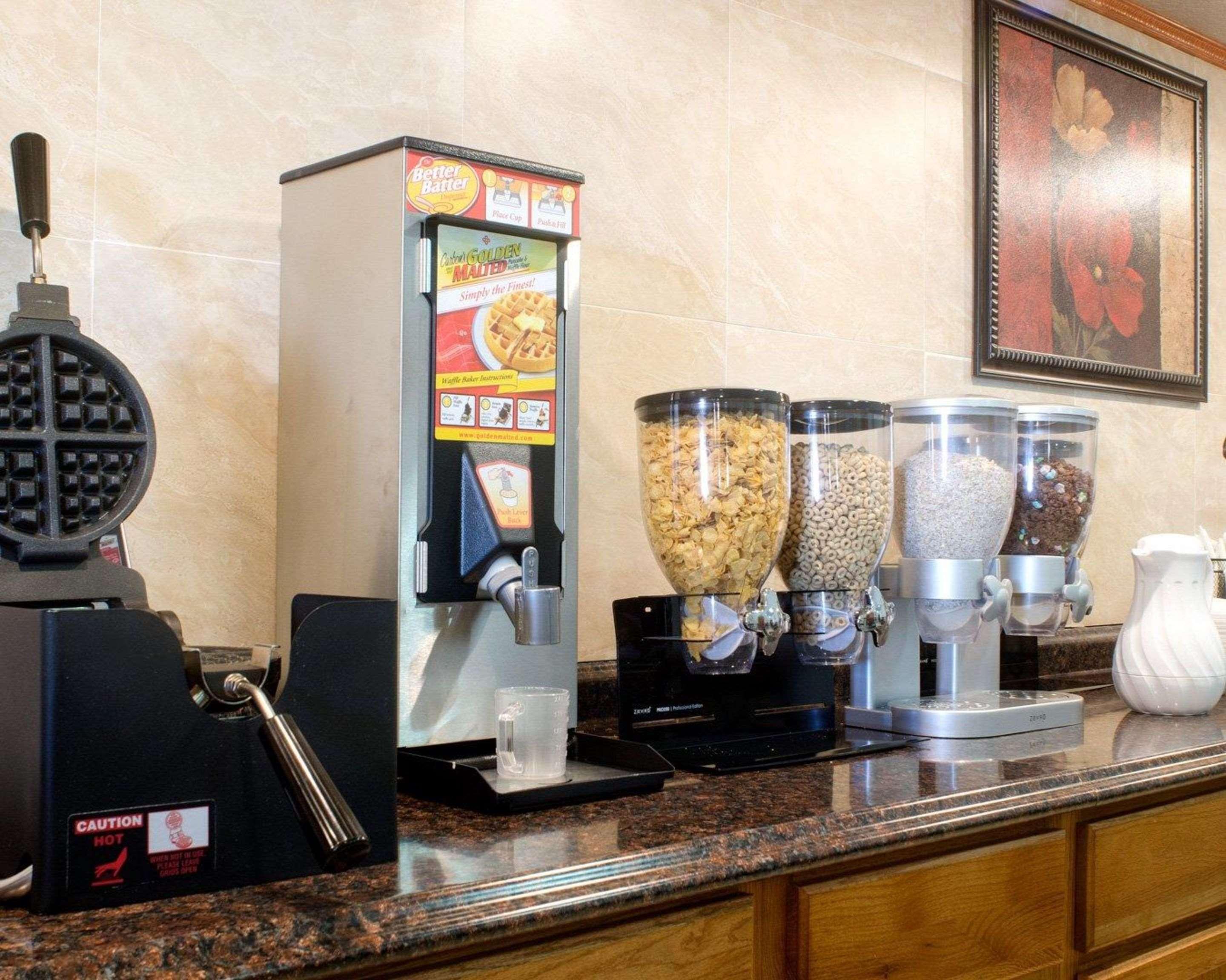 Knights Inn & Suites אמפוריה מראה חיצוני תמונה